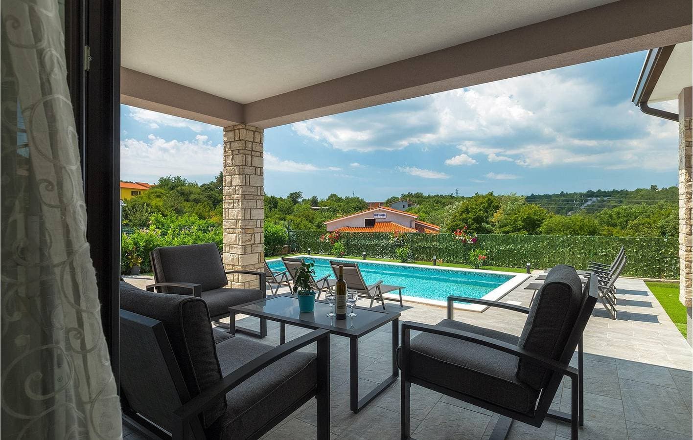 Foto 12 von 53: Geräumige 2-Zimmer-Wohnung mit Pool, Terrasse und WLAN in der Nähe des Stadtzentrums von Labin