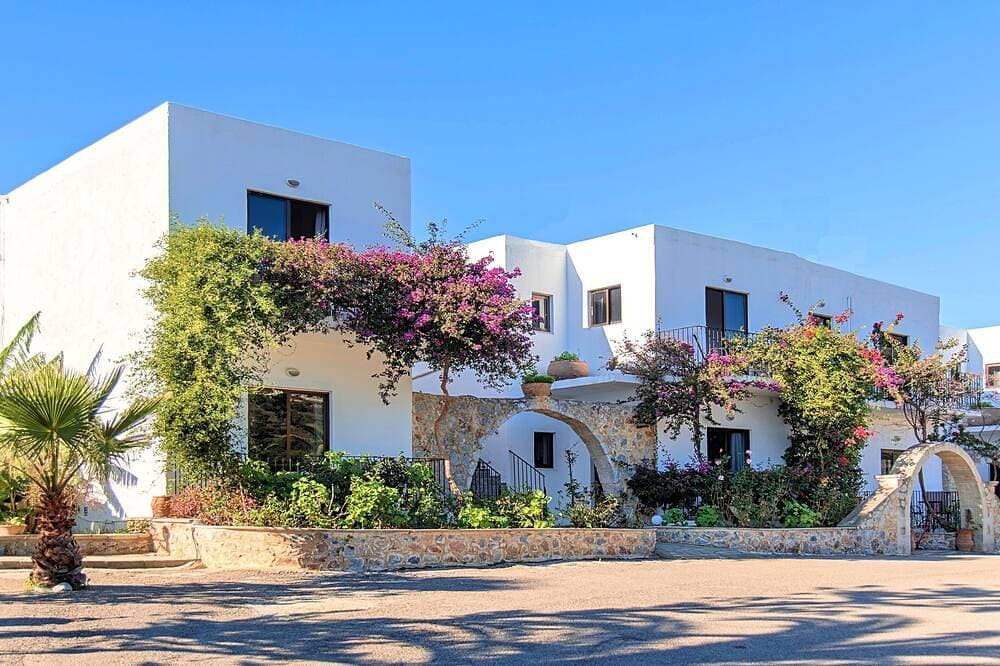 Foto 11 von 27: Welcome Apts laid just 1600m away from the longest sandy beach of northern Crete and the touristic Georgioupolis Town, offering great views to the Cretan Sea and the White Mountains.  Welcome Apts is ideal for couples, families, a group of families or a g