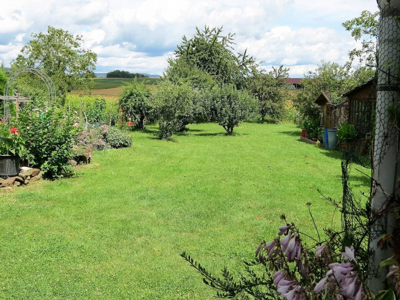 Foto 6 von 31: Ferienwohnung 'Fleurie' mit Gemeinschaftsterrasse, Gemeinschaftsgarten und Wi-Fi