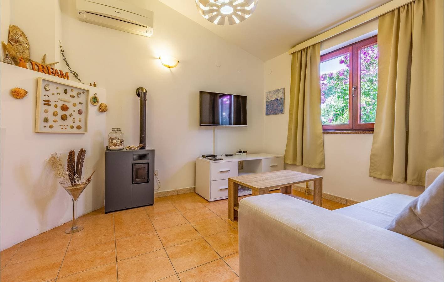 Foto 3 von 28: Gemütliche Ferienwohnung mit Terrasse, Parkplatz und WLAN in der Nähe des Strandes Bijela
