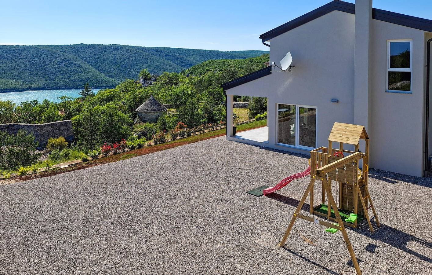 Foto 2 von 41: Gemütliche 2-Zimmer-Wohnung mit Terrasse, WLAN und Parkplatz in Küstennähe