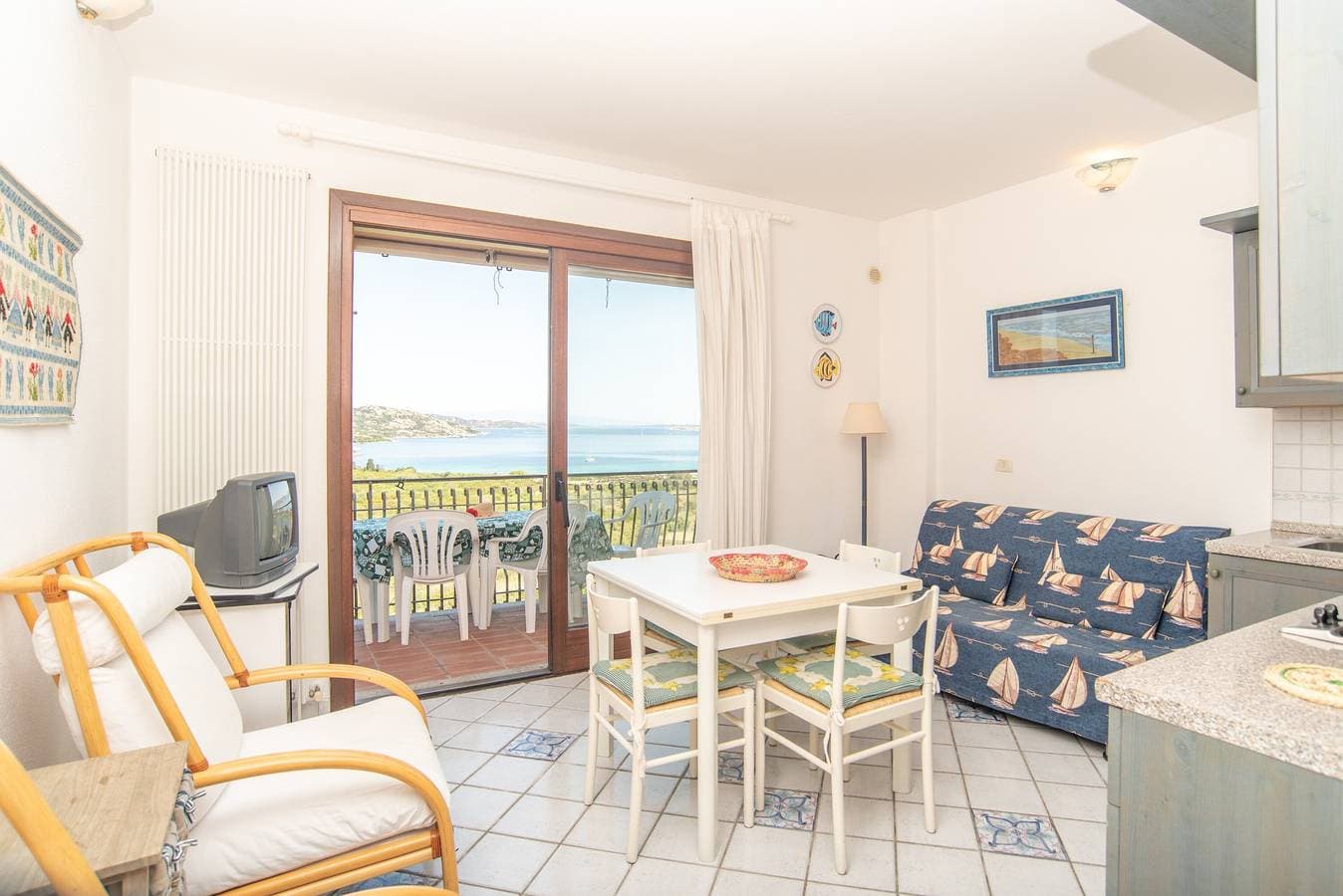 Foto 6 von 25: Ferienwohnung mit Panorama-Meerblick und Balkon; Parkplätze vorhanden; Haustiere erlaubt
