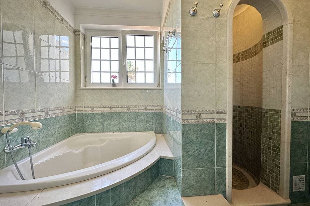 Foto 9 von 27: A south-facing, Mediterranean-style villa on 2 levels, walled and gated in a tranquil country setting, yet only 10 minutes from the popular historic, seafront city of Lagos in the Western Algarve
