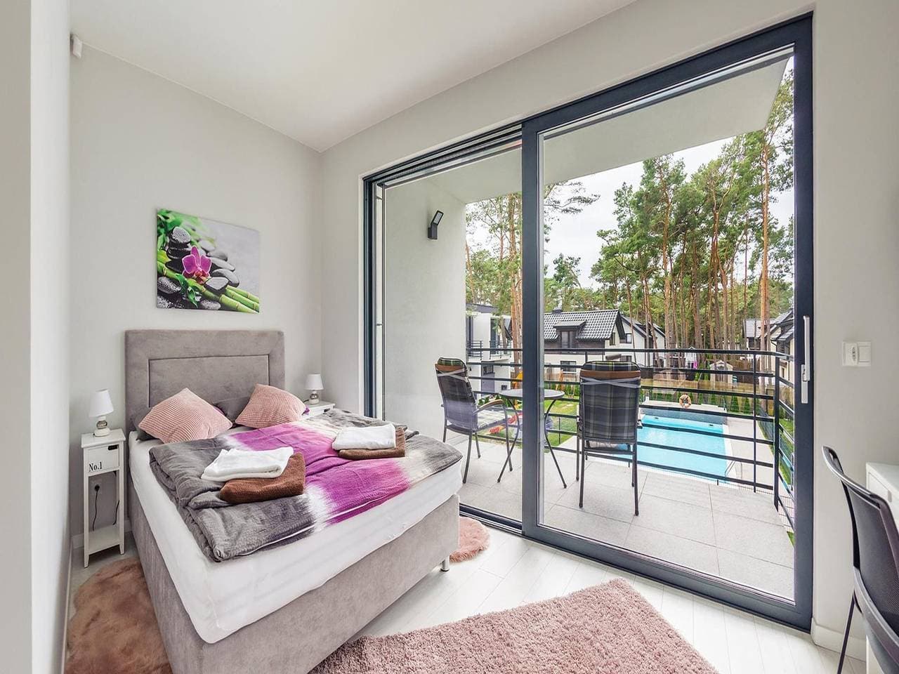 Foto 11 von 27: Zweistöckiges Ferienhaus mit Garten und Pool