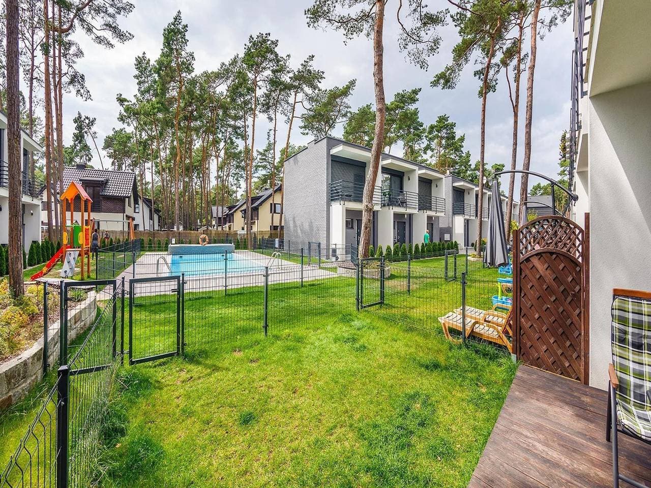 Foto 5 von 27: Zweistöckiges Ferienhaus mit Garten und Pool