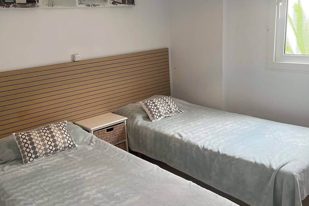 Foto 3 von 19: Modern ground floor apartment with large private patio/terrace and shared pool