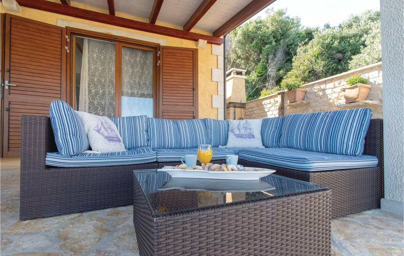 Foto 13 von 44: Gemütliche Unterkunft am Meer mit Pool, Terrasse und direktem Zugang zum Strand