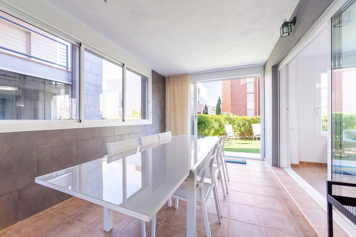 Foto 4 von 30: Apartment 'Apartamento Luz De Baria' mit Gemeinschaftspool, privater Terrasse & Klimaanlage