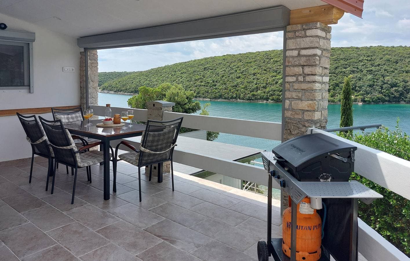 Foto 3 von 31: Gemütlich, 2 km vom Strand entfernt: Terrasse, WLAN und Parkplatz in einer modernen Wohnung