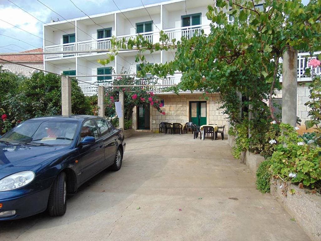 Foto 5 von 8: Zimmer mit Balkon und Meerblick Sucuraj, Hvar S-12887-a