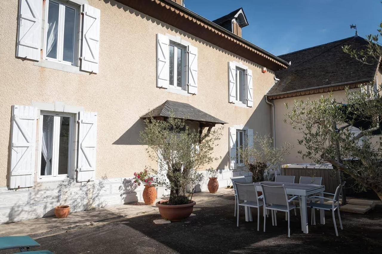 La Maison du soleil L Aulhere 3 étoiles ,Maison familiale 6-7 personnes, Grand Jacuzzi 6 p 1