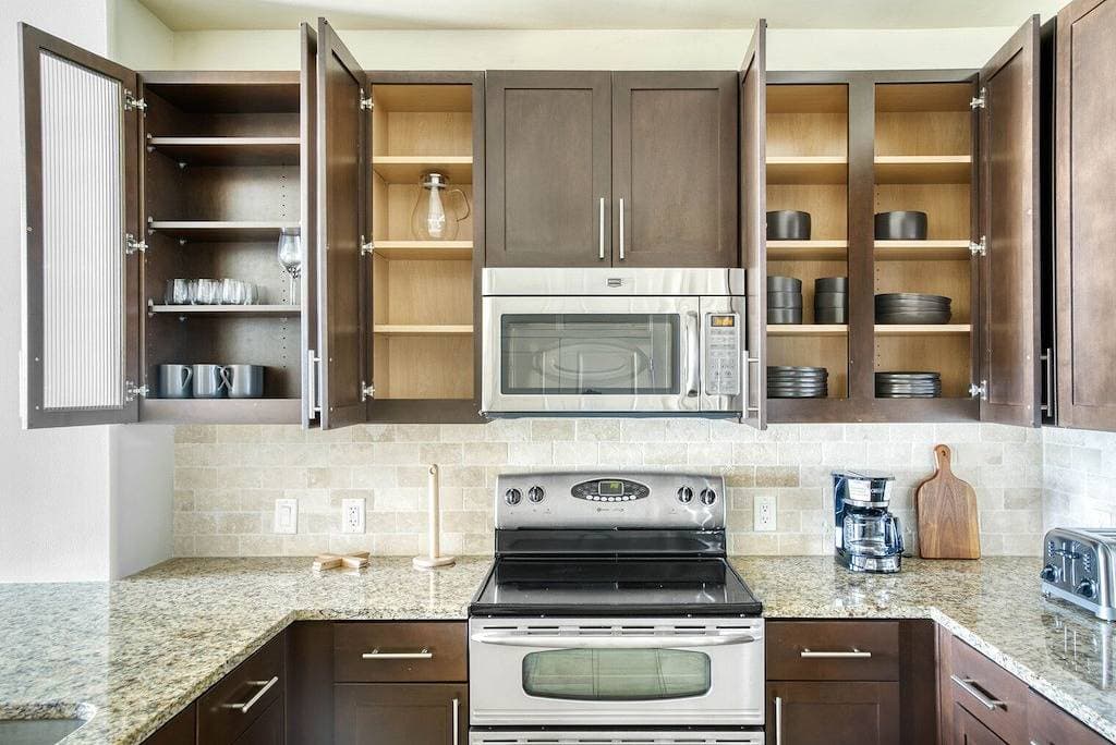Foto 2 von 30: Sleek Downtown 1Br w/ Gym, W/D & Deck, walk to 6th St bars, by Blueground