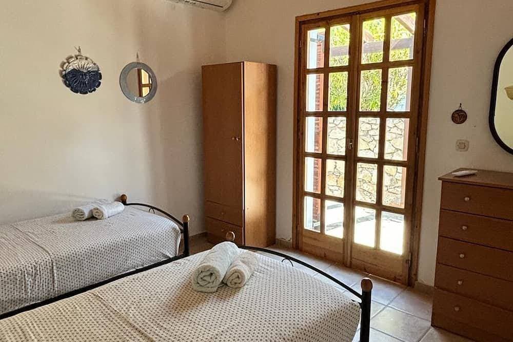 Foto 5 von 30: Quiet 2 bedroom air-conditioned villa with private pool, patio and roof terrace