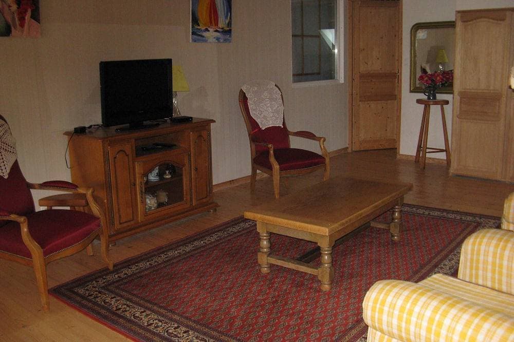 Foto 9 von 26: Freistehendes Haus in einem Dorf mit Geschäften mit der Bezeichnung 3 Sterne