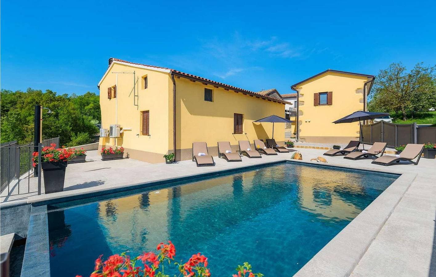 Foto 4 von 45: Geräumige 2-Zimmer-Wohnung mit Pool und Terrasse, 2,5 km vom Zentrum von Roč entfernt