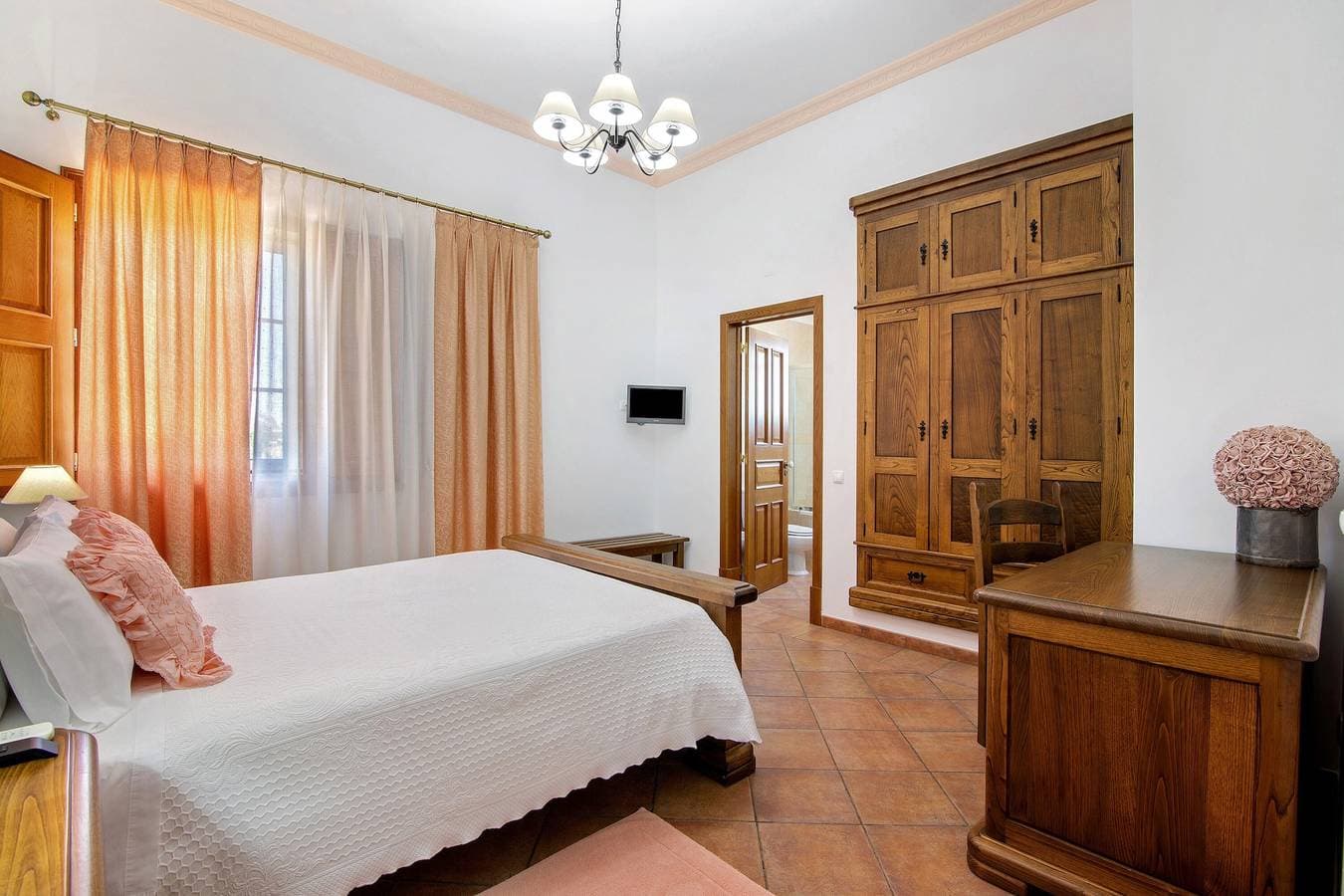 Foto 7 von 54: Zimmer 'Quarto Rosa - Blick aufs Land' mit Gemeinschaftspool, WLAN und Klimaanlage