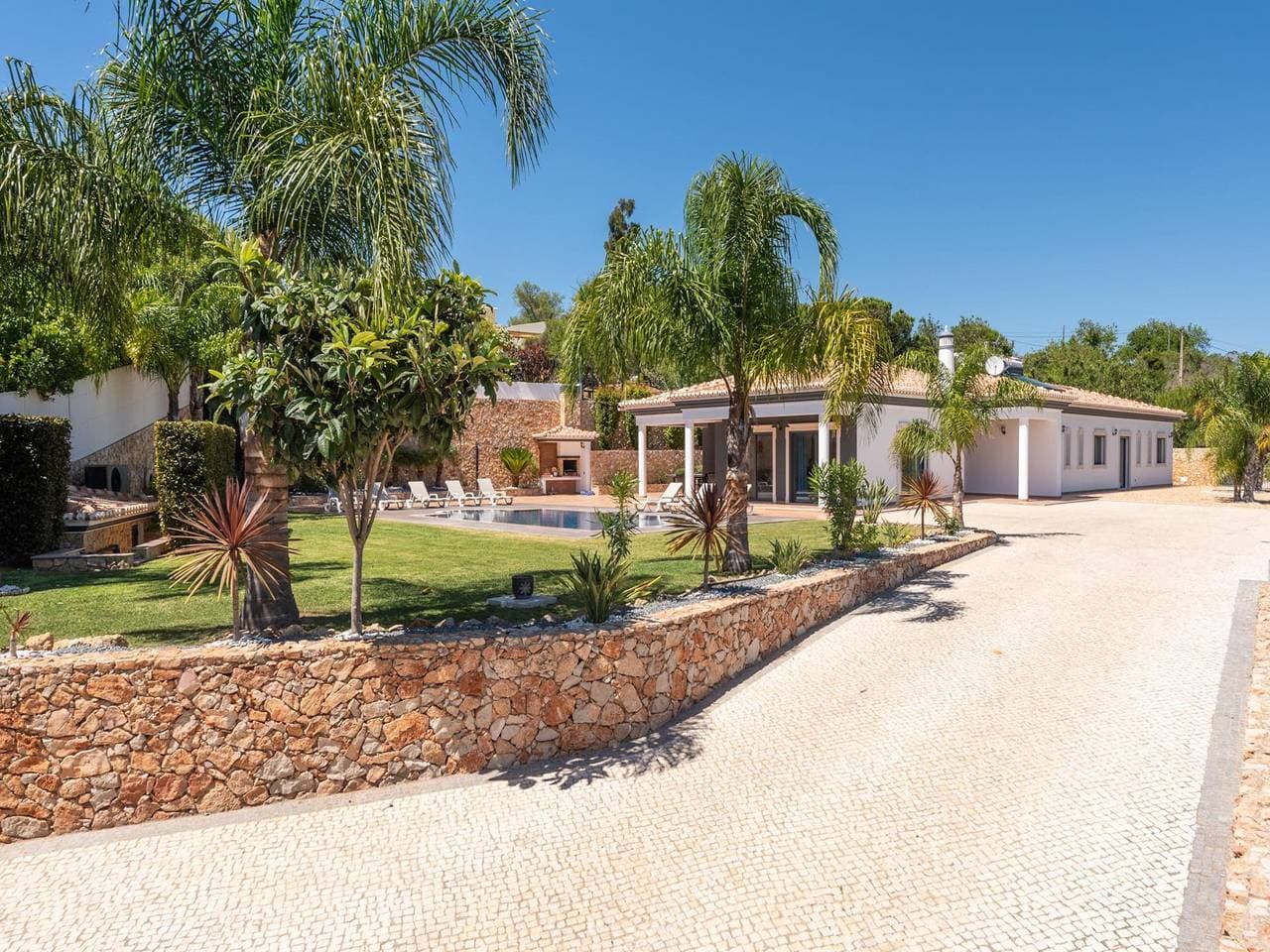 Foto 13 von 34: Spacious Albufeira  Villa | 4 Bedrooms | Villa Avos De Parra | Air Conditioned Bedrooms | Private Setting