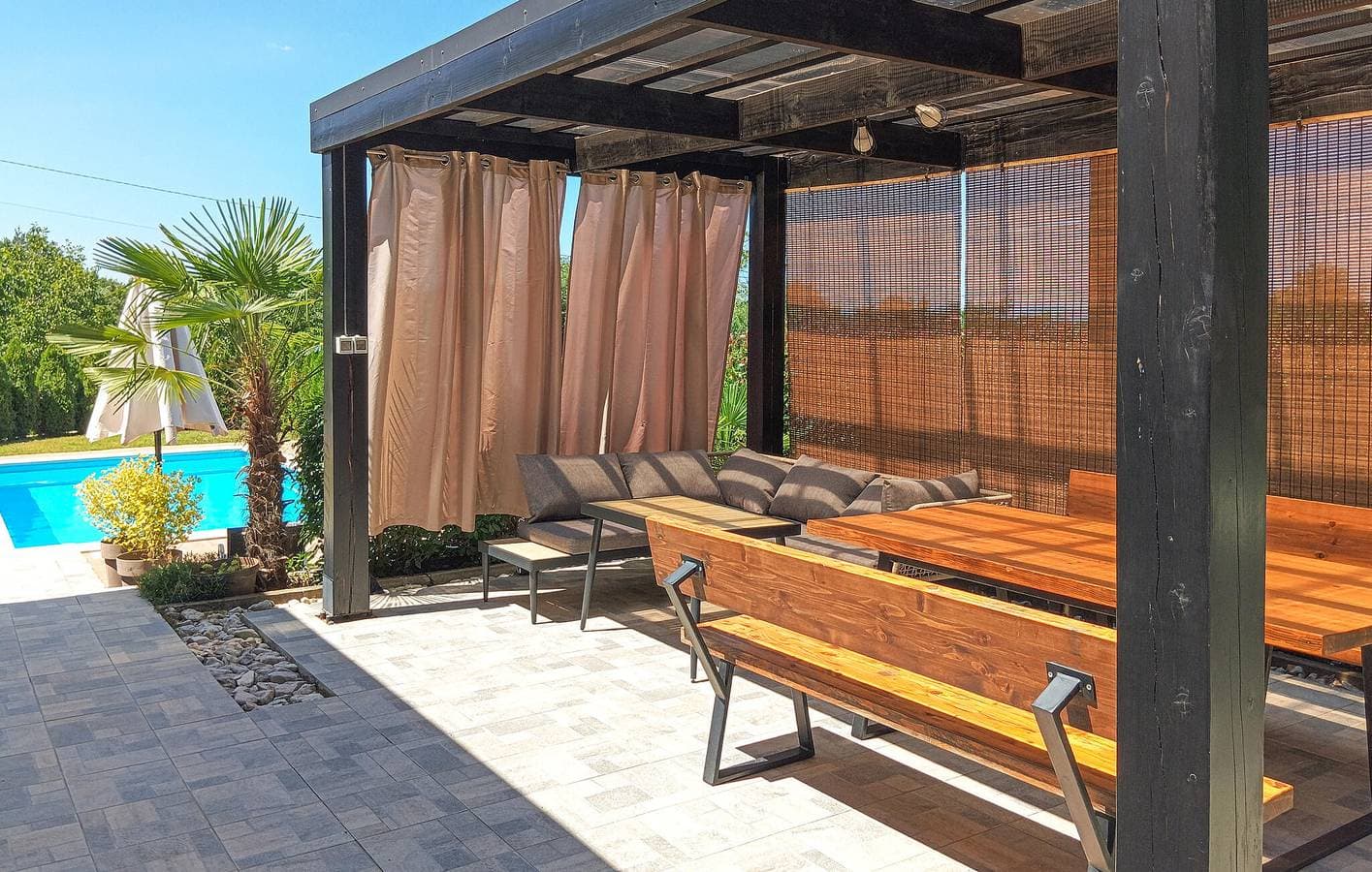 Foto 12 von 48: Geräumige 2-Zimmer-Wohnung mit Pool und WLAN, 800 m vom Zentrum von Jakovici entfernt