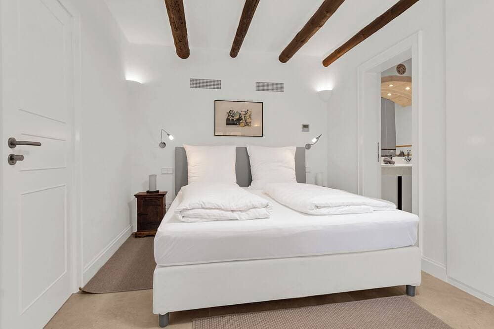Foto 5 von 30: Luxurious villa with amazing sea view and mesmerizing sunsets in Cala Llamp