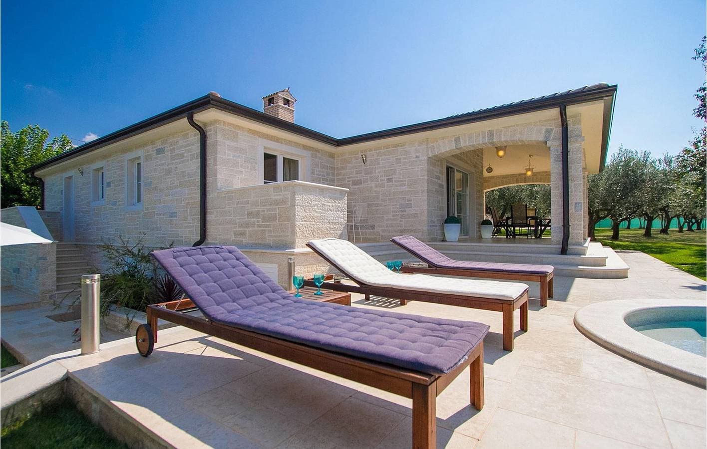 Foto 7 von 44: Modernes 2-Zimmer-Apartment mit Pool und WLAN in der Nähe der Pizzeria Capri