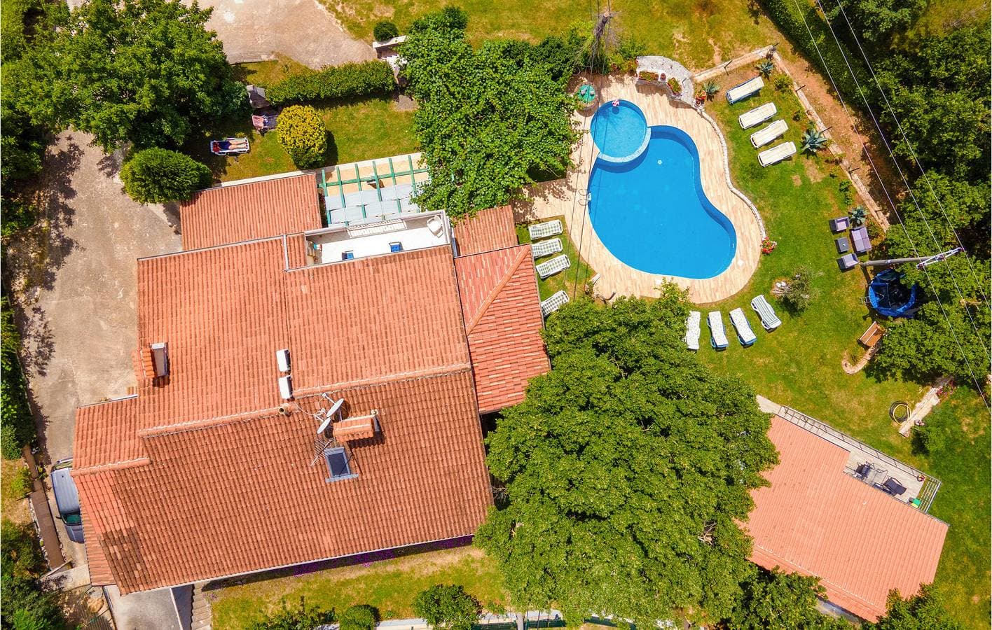 Foto 4 von 35: Gemütliche Unterkunft, 2 km von Tinjan entfernt: WLAN, Pool, Terrasse und Parkplätze!