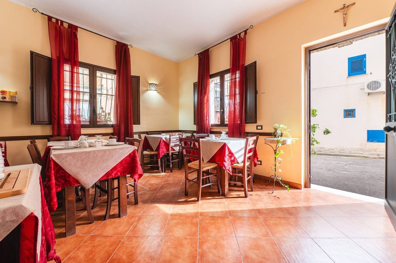 Foto 13 von 25: Zimmer 'B&B San Domenico – Comfort Doppelzimmer' mit Balkon, WLAN und Klimaanlage