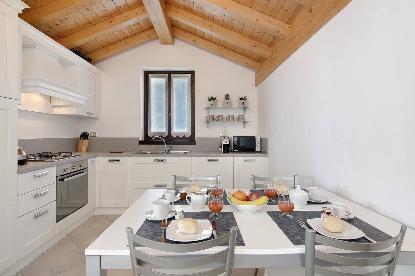 Foto 4 von 32: Chalet Rustico Borgo Vico: Seeblick, Terrasse, Parkplatz – Radfahrer willkommen!