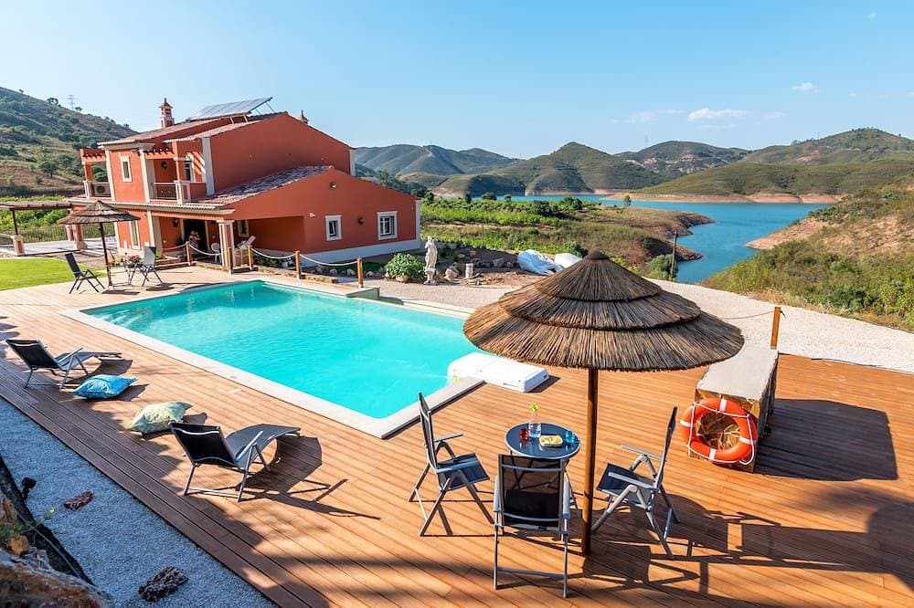 Luxuriöse Villa mit Pool und idyllischer Seenlandschaft 1