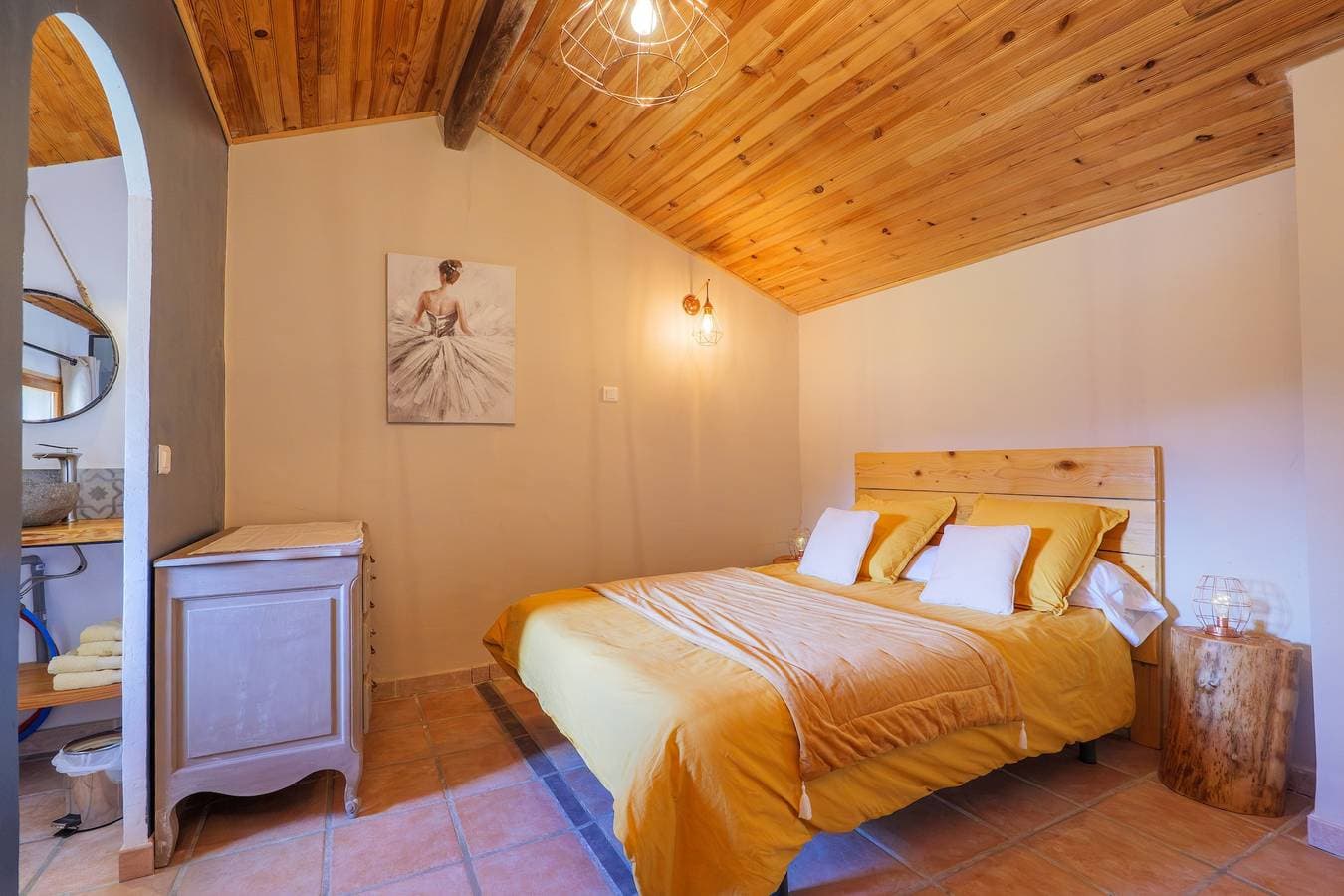 Foto 13 von 22: Gästezimmer „Les Terrasses de Collanges“ mit Bergblick und WLAN