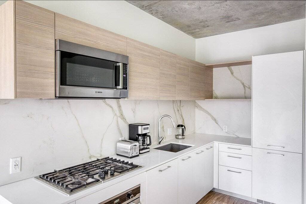 Elegant West Loop Studio w/ Pool, Gym & Lounge, nr L, by Blueground 1