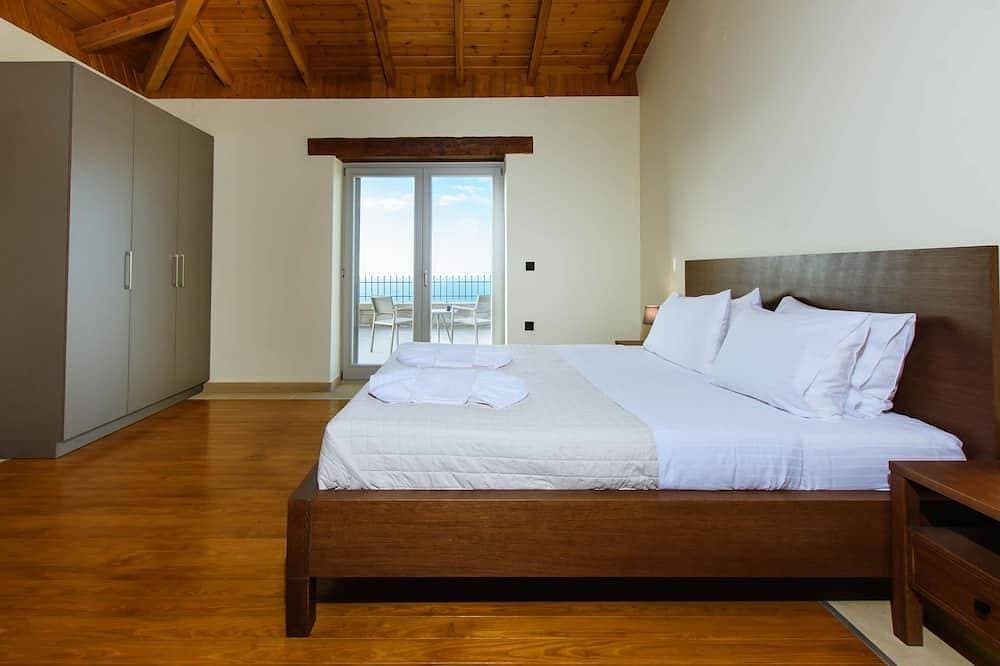 Foto 5 von 30: Villa Kalithea, with indoor heating pool, unlimited sunset views to the ocean.