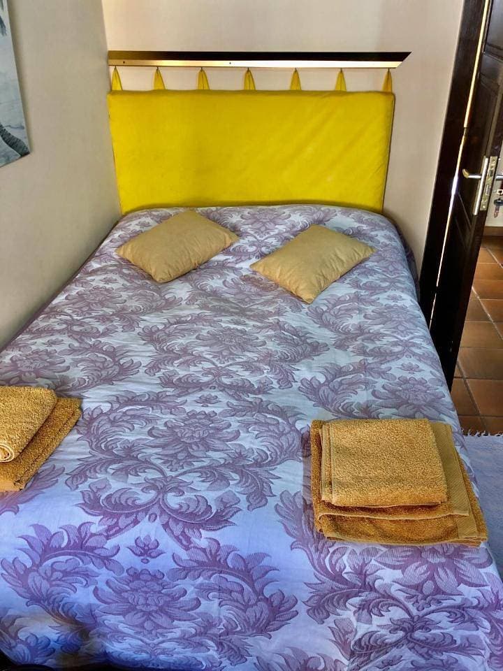 Foto 7 von 8: Twin Room with Shared Bathroom