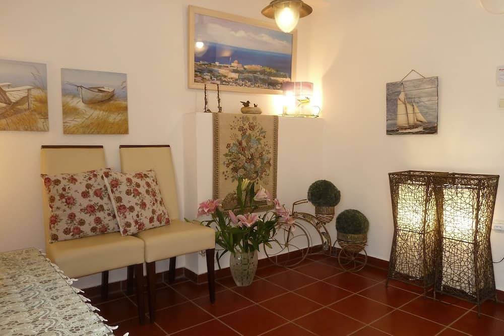 Foto 8 von 30: Colour-Filled Lato Wohnung, Blick auf den Pool, in der Nähe von Rethymno, Kreta