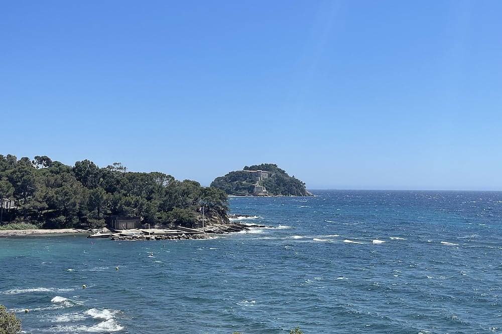 Foto 13 von 28: St Clair Du Lavandou Herrliche Terrasse mit Meerblick, 300 m feiner Sandstrand