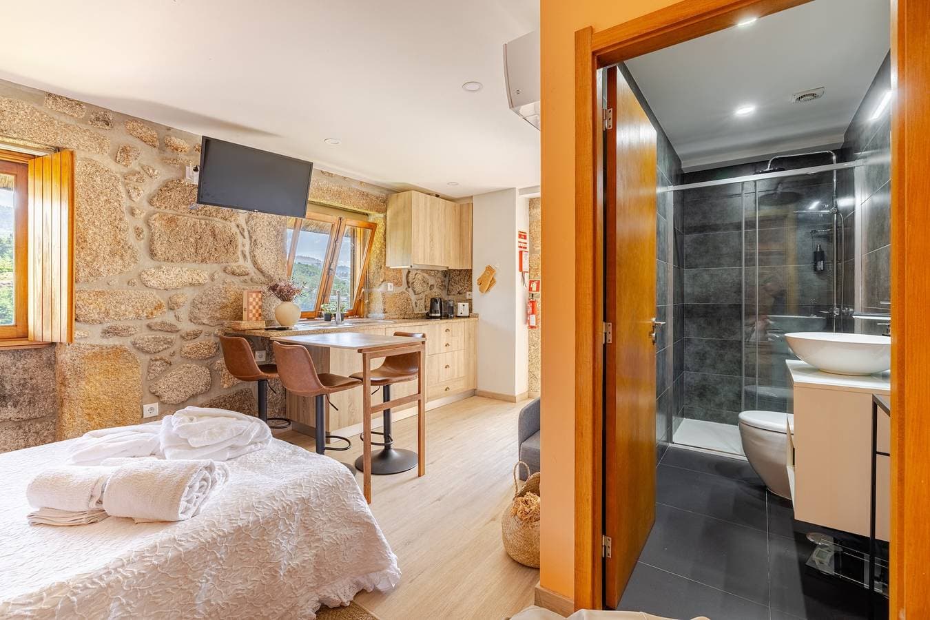 Foto 10 von 18: Ferienhaus 'Estúdio À Beira Da Água No Gerês' mit Seeblick, WLAN und Klimaanlage