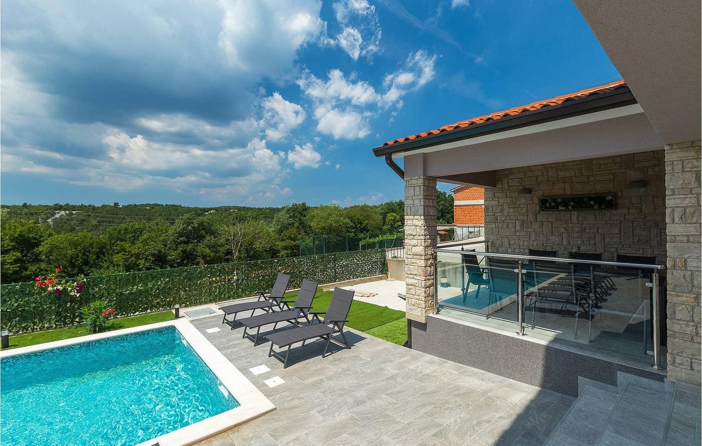 Foto 5 von 53: Geräumige 2-Zimmer-Wohnung mit Pool, Terrasse und WLAN in der Nähe des Stadtzentrums von Labin
