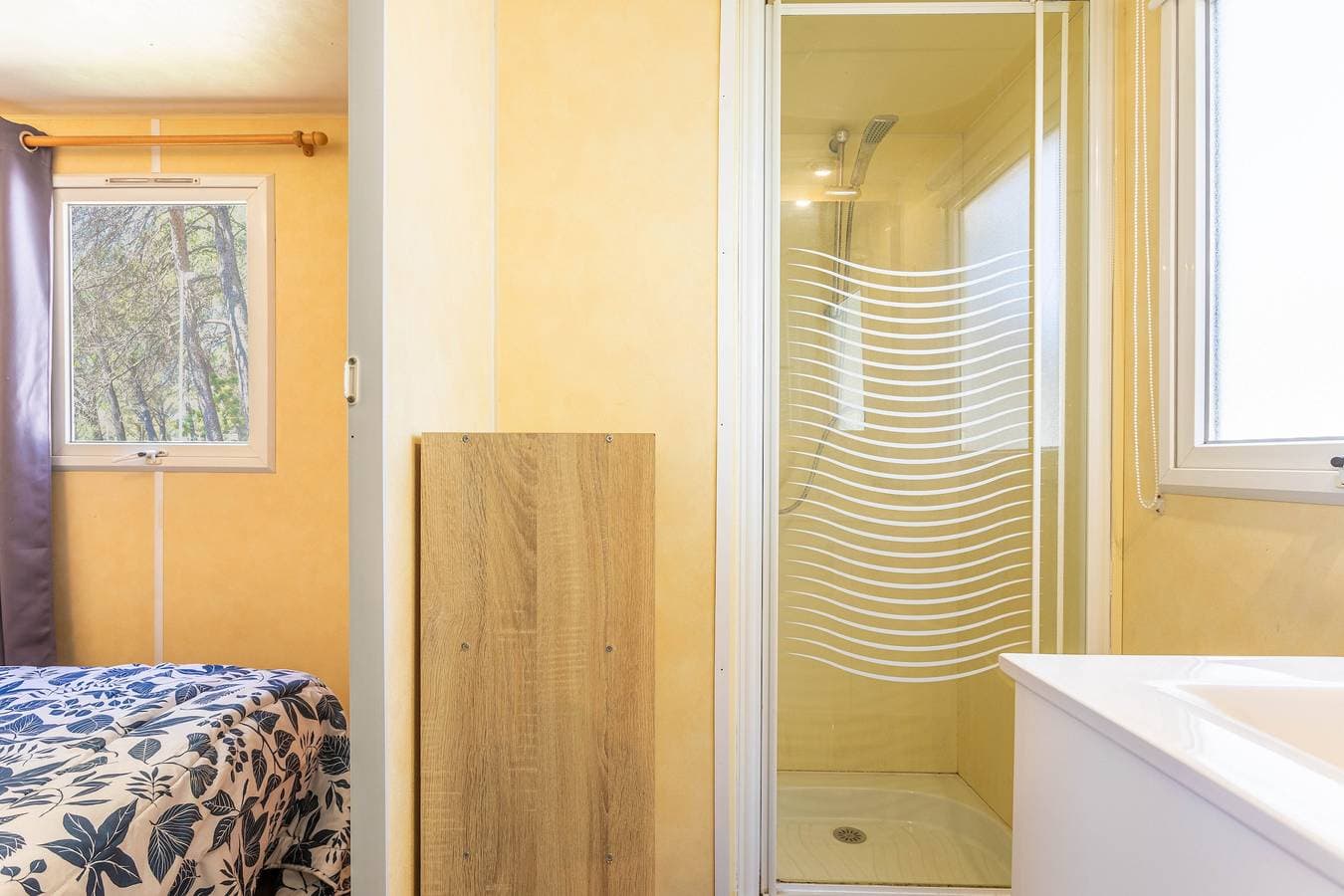 Foto 12 von 27: Mobilheim 'Mobilhome Oasis Dorf Puget Argen' mit Gemeinschaftspool und privater Terrasse