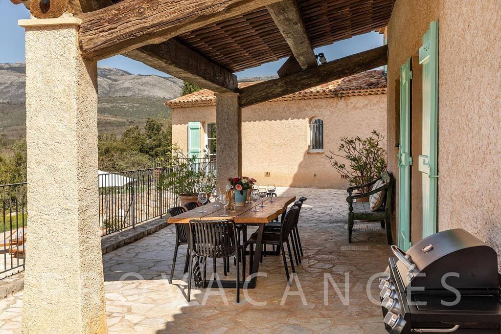 Foto 4 von 49: Ferienhaus mit großem Pool und schöner Aussicht auf Mons