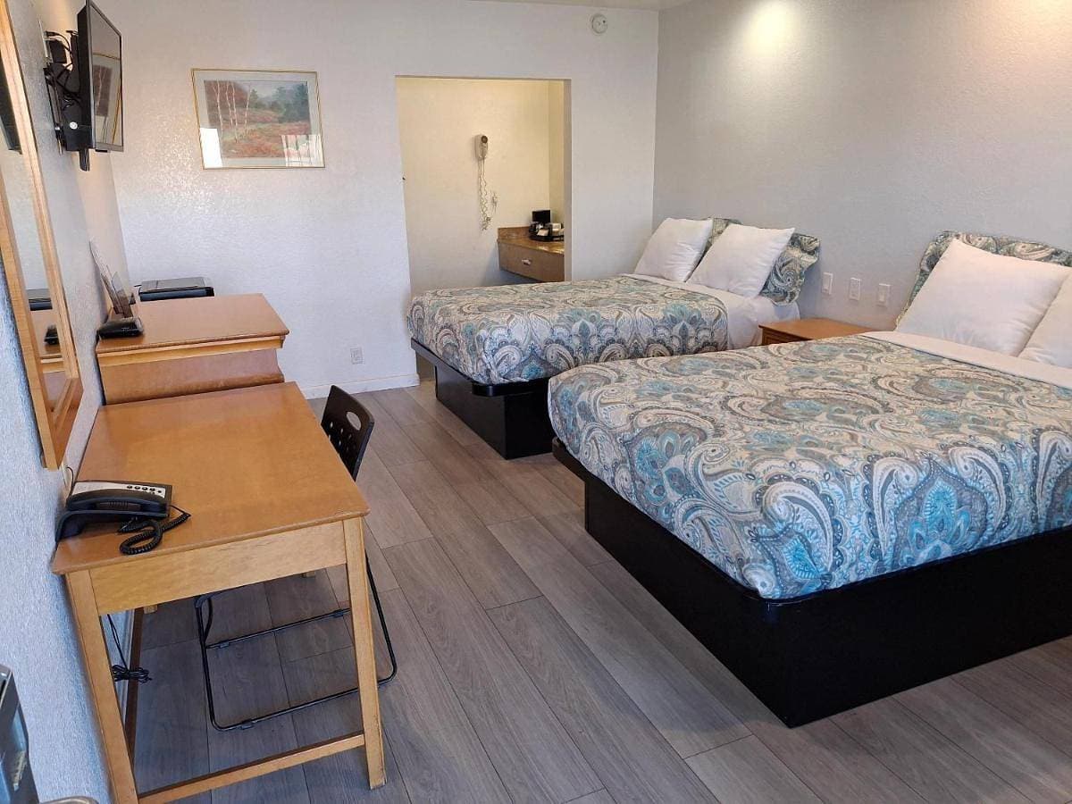 Foto 5 von 13: Double Room with Two Double Beds - Smoking