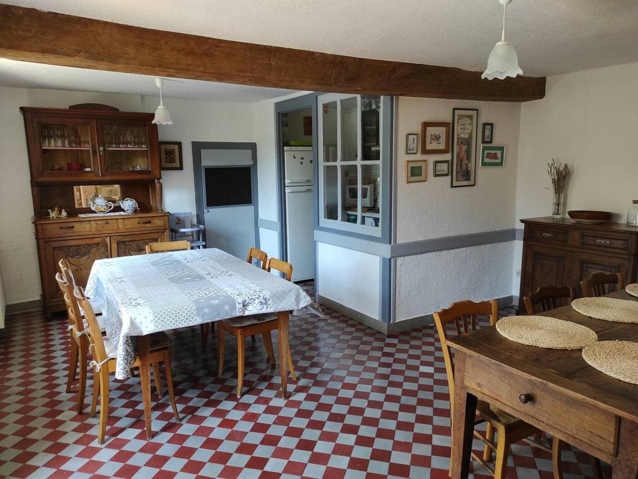 Foto 3 von 17: 132 m² großes Ferienhaus mit Kamin und Garten in Renaison