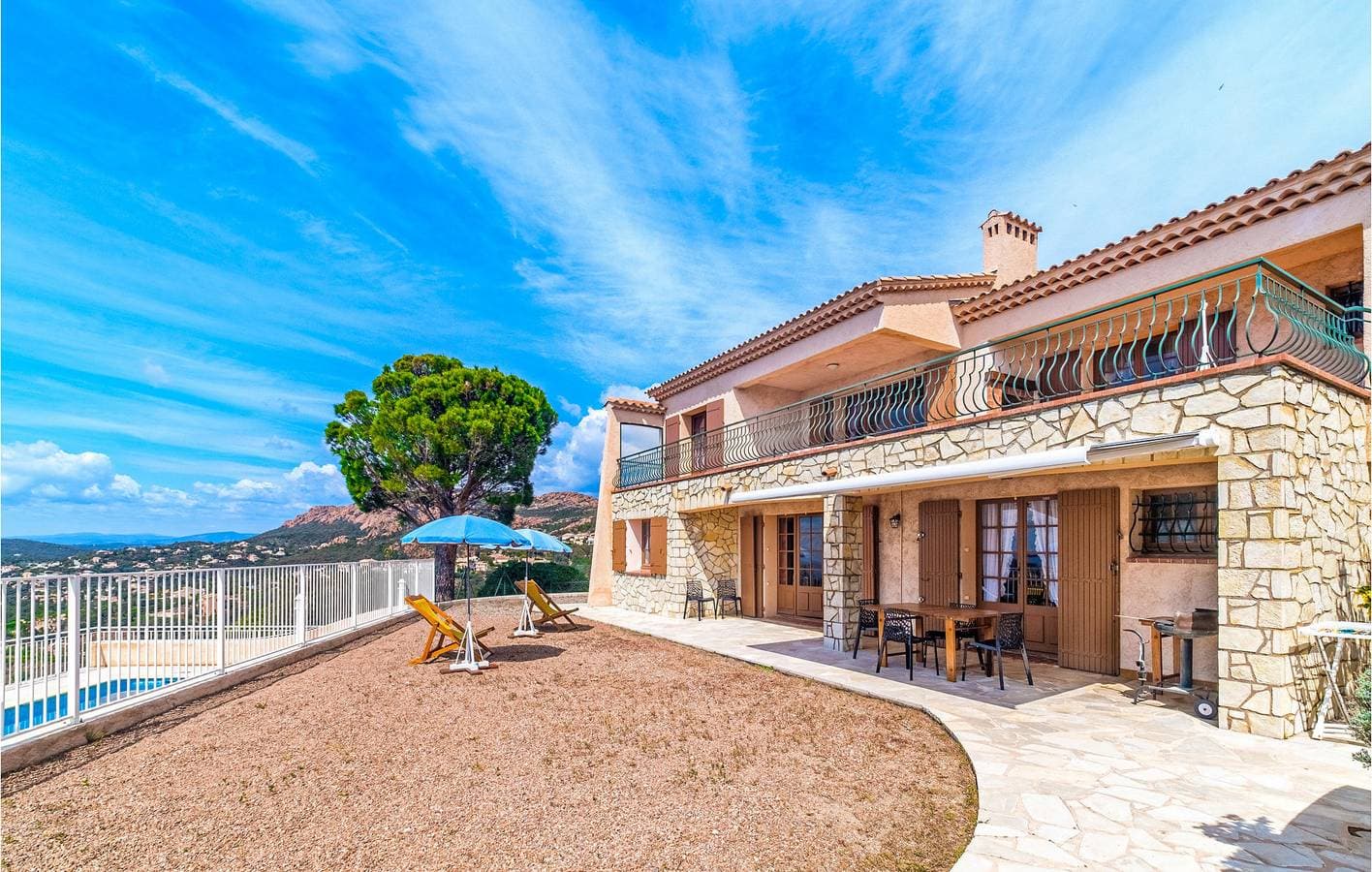 1km zum Strand von Anthéor: Pool, Terrasse, Parkplatz, WiFi 1