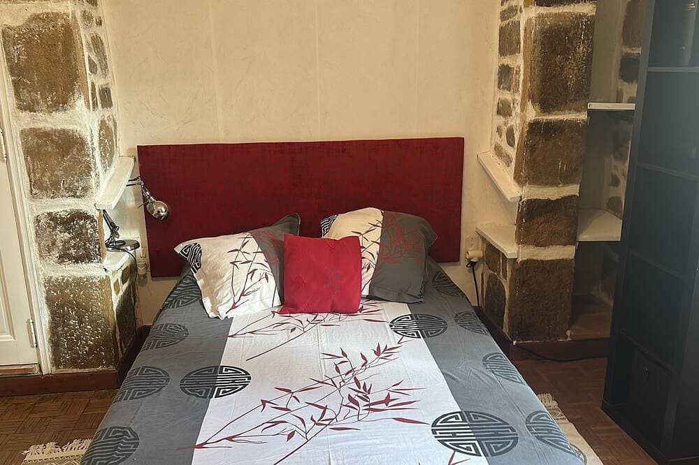 Foto 3 von 10: Maison fleuri / river vacations / a room in a big house