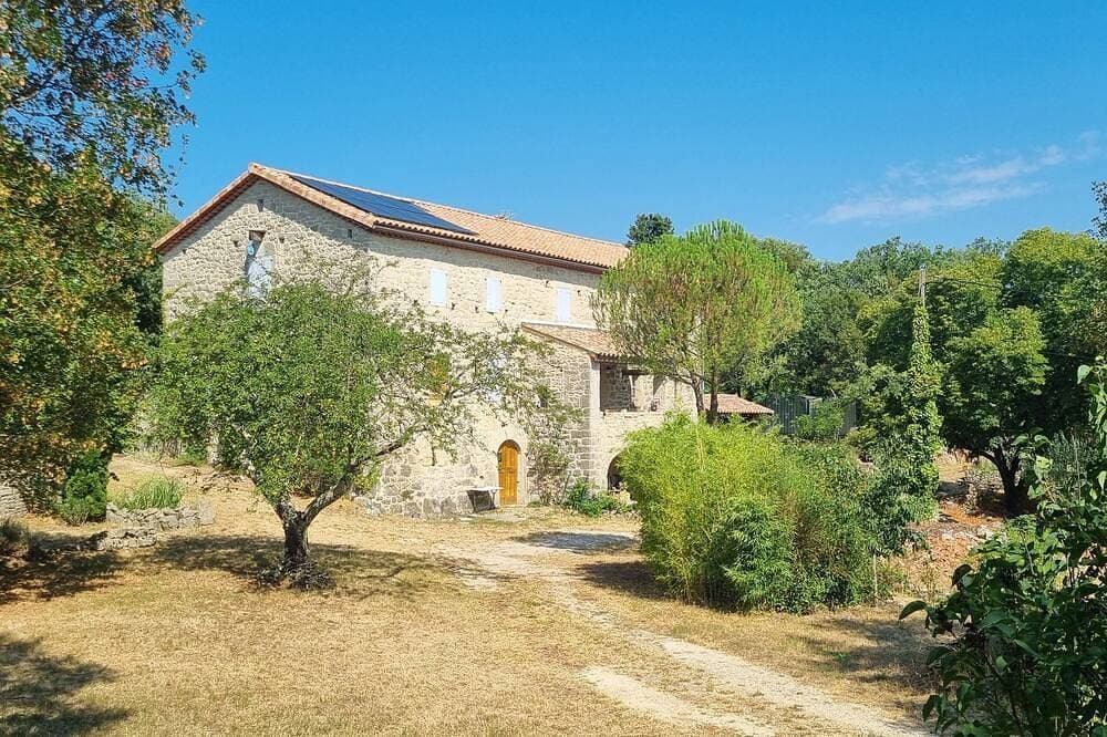 Foto 3 von 6: Vacation rental in a 19th-century farmhouse, exposed stone walls, pool, large wooded property