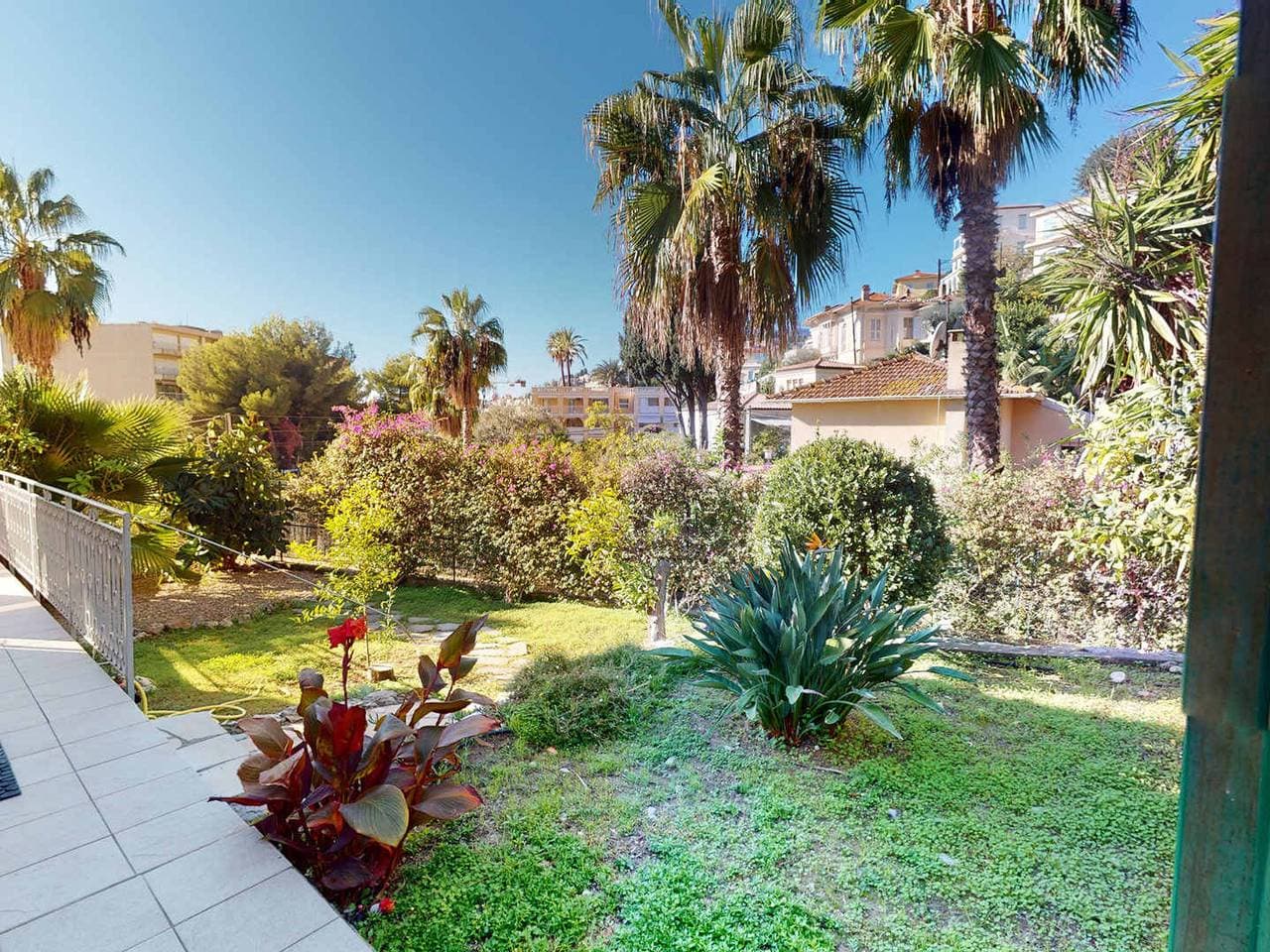 Komfortable 2-Zimmer-Wohnung mit Terrasse und Garten in Menton 1