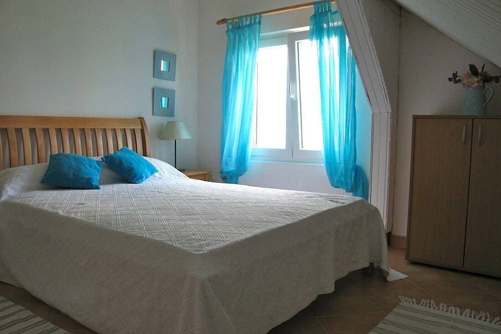 Foto 2 von 30: Luxu-Ferienhaus an der Küste mit privatem Anlegeplatz, Njivice, Montenegro