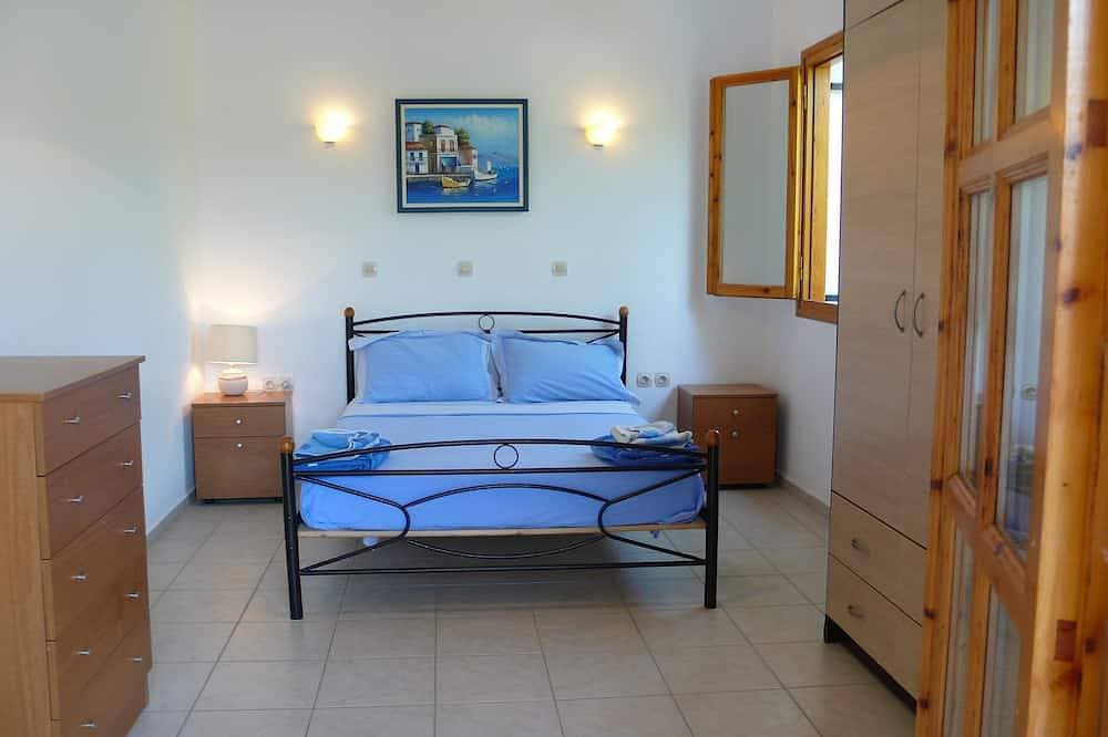 Foto 3 von 30: Spacious 3 becroom Villa with private pool, patio and roof terrace.