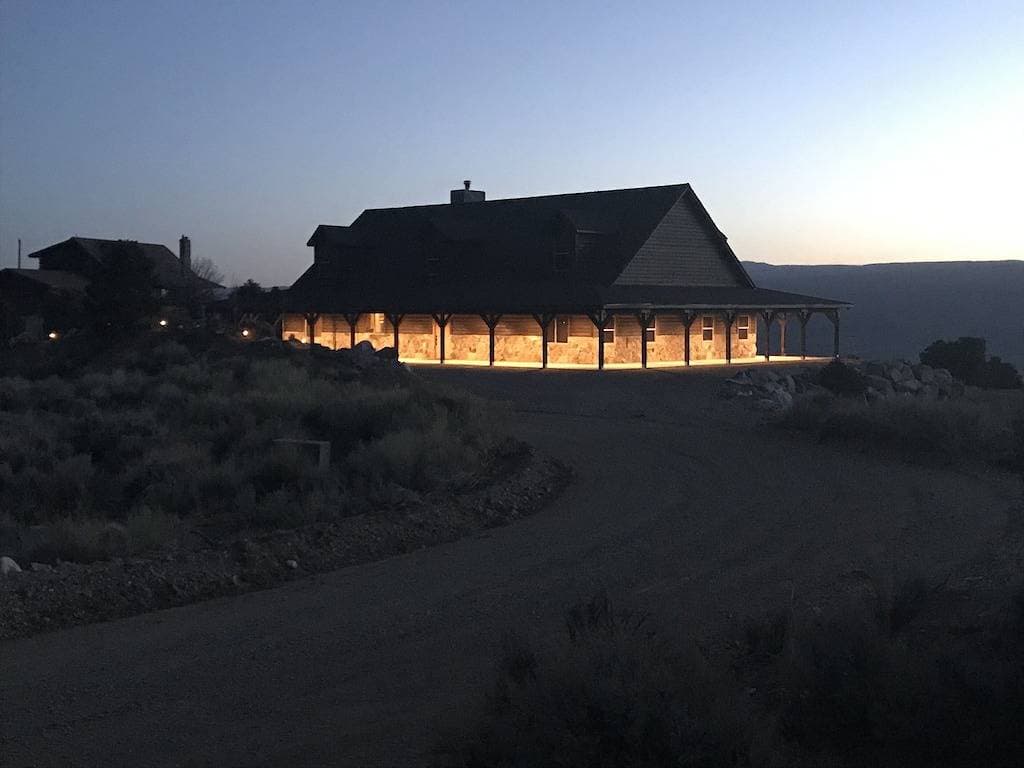 Foto 7 von 37: Cozy Cabin with wrap around porch