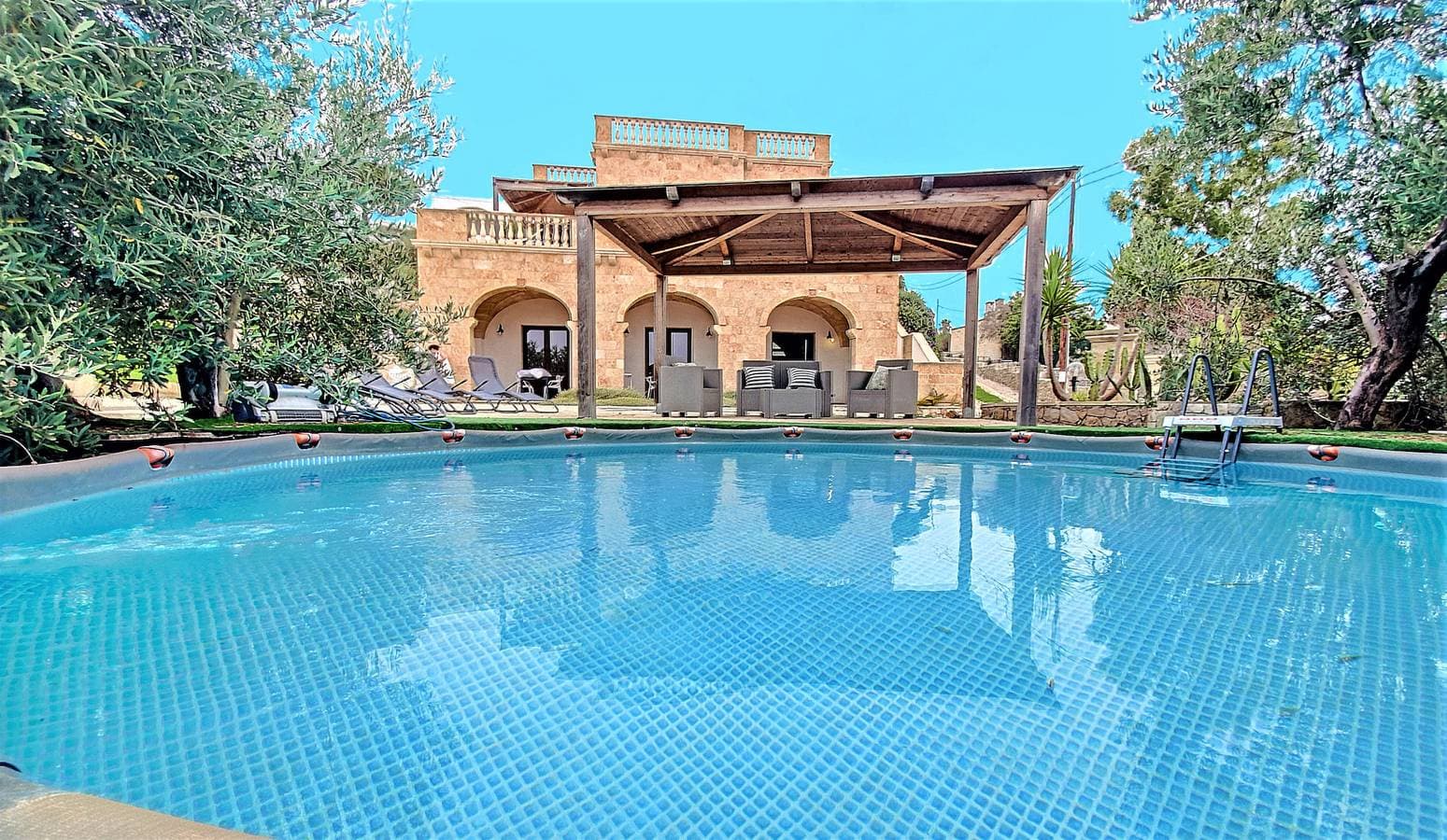 Haus mit 3 Wohnungen & Pool, 250m vom Meer 1
