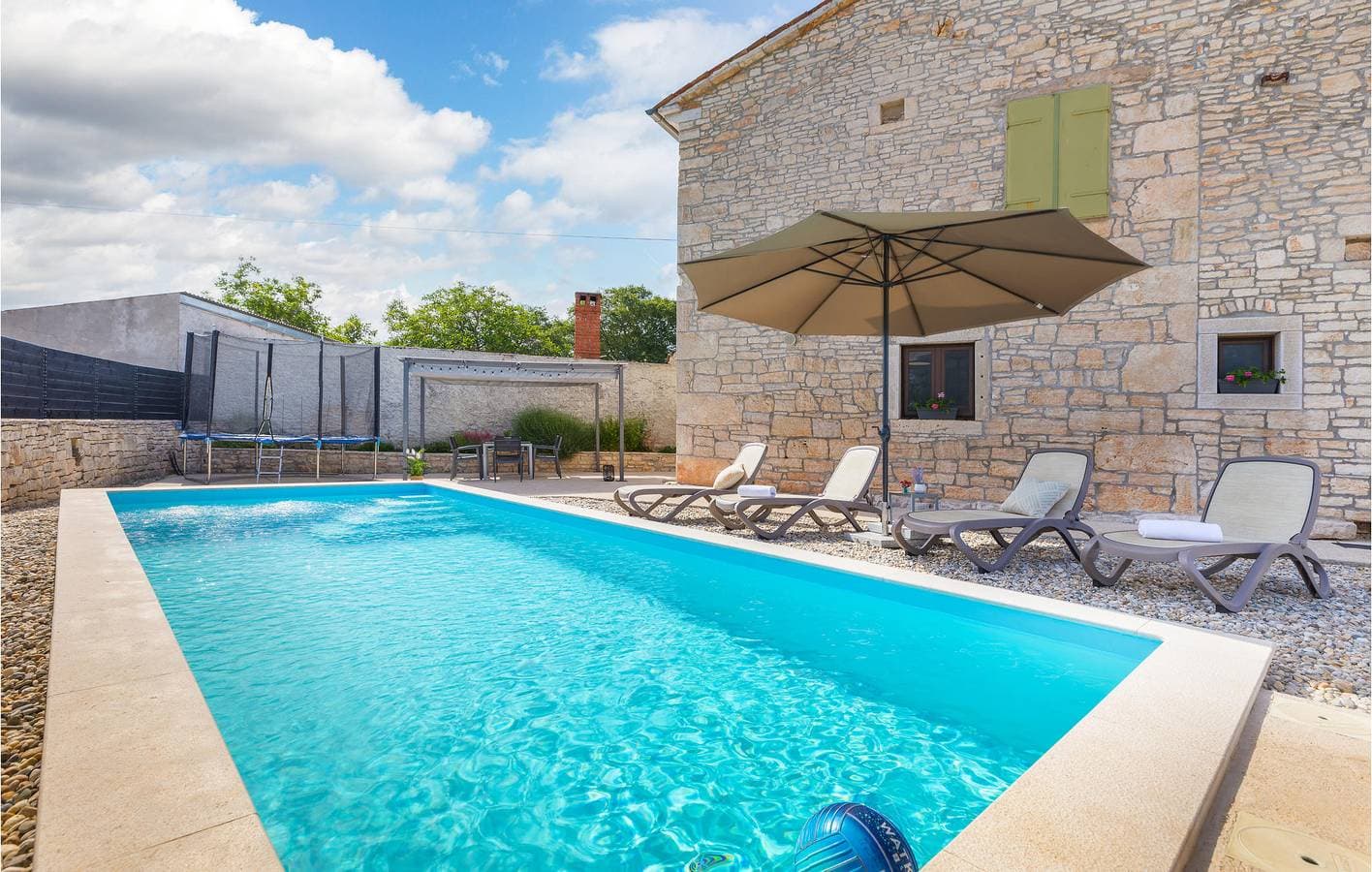 Foto 3 von 28: Charmante 70 m² große Wohnung mit Pool, Terrasse und WLAN in der Nähe von Sehenswürdigkeiten