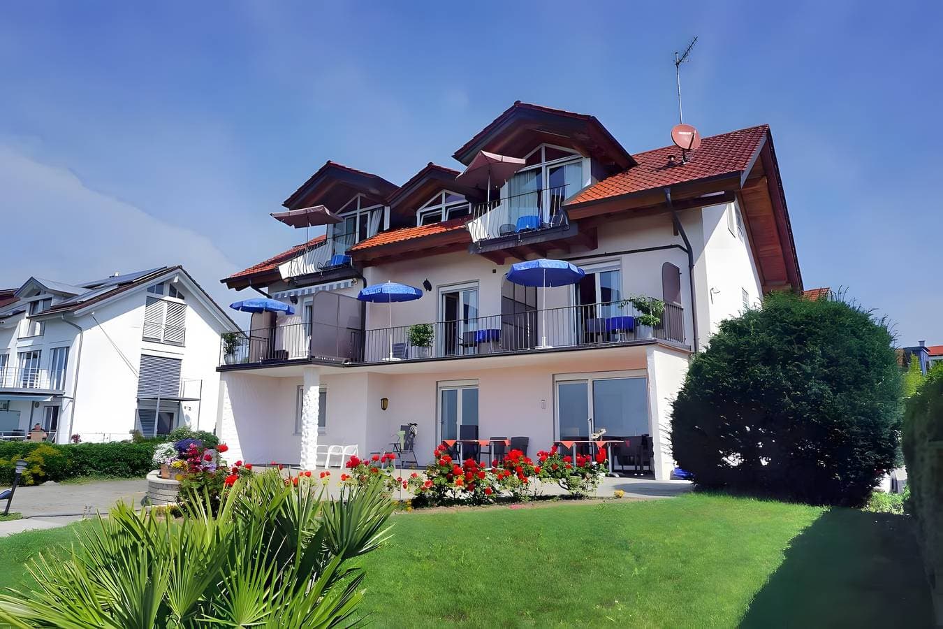 Foto 2 von 13: Haus Eva Hagnau am Bodensee - Doppelzimmer mit Balkon & Seeblick